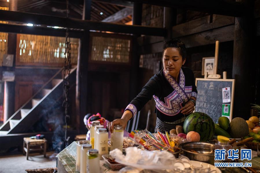 (決戰(zhàn)決勝脫貧攻堅·圖文互動)(3)眼前的生活就是詩和遠方——藝術(shù)引領(lǐng)云南傣族山村蝶變