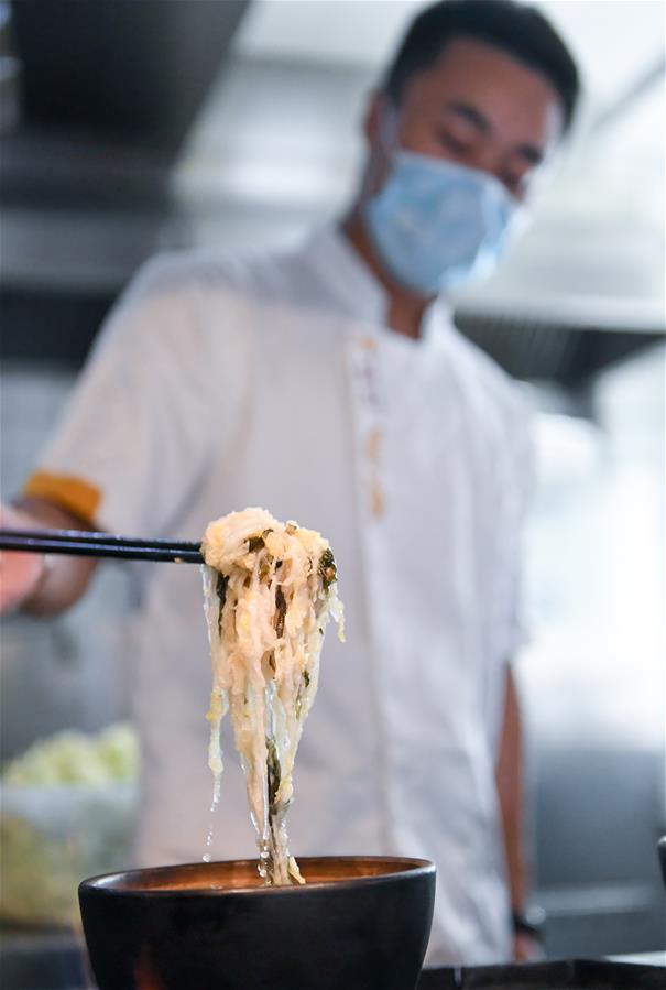 （在習(xí)近平新時代中國特色社會主義思想指引下&mdash;&mdash;新時代新作為新篇章&middot;習(xí)近平總書記關(guān)切事&middot;圖文互動）（1）讓&ldquo;舌尖上的節(jié)約&rdquo;成為習(xí)慣&mdash;&mdash;全社會營造浪費可恥、節(jié)約為榮的氛圍掃描