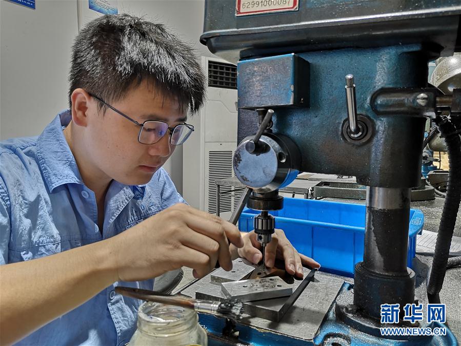 （總書記推動(dòng)的改革身邊事&middot;教育改革篇&middot;圖文互動(dòng)）（1）特寫：&ldquo;95后&rdquo;上海職校生：&ldquo;我的工牌上印著&lsquo;中國航天&rsquo;&rdquo;