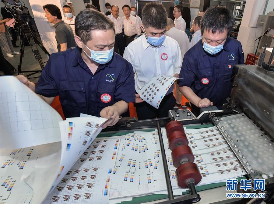 (民生直通車(chē)·圖文互動(dòng))(1)揭秘生肖牛年郵票——《辛丑年》特種郵票開(kāi)機(jī)印刷