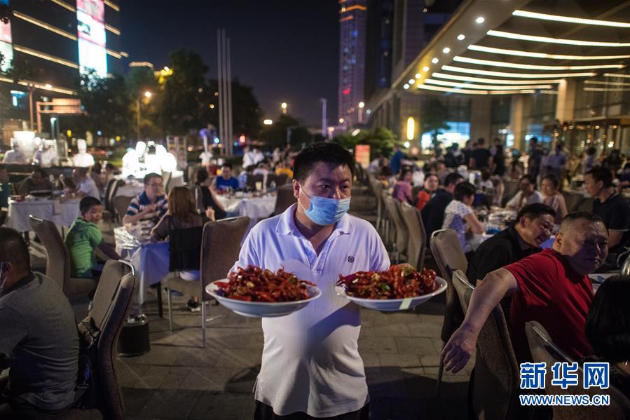 (在習(xí)近平新時(shí)代中國特色社會(huì)主義思想指引下——新時(shí)代新作為新篇章·習(xí)近平總書記關(guān)切事·圖文互動(dòng))(4)消費(fèi)回暖市聲新——內(nèi)需動(dòng)力不斷釋放的市場(chǎng)觀察