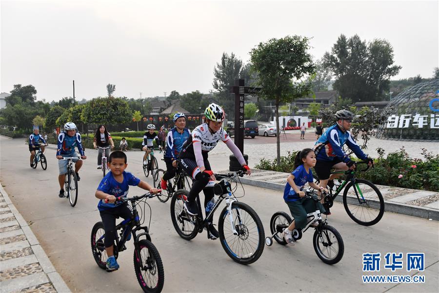 （走向我們的小康生活&middot;圖文互動(dòng)）（2）小山村辦起&ldquo;騎行俱樂部&rdquo;&mdash;&mdash;鄉(xiāng)村變富變美帶來的新鮮事