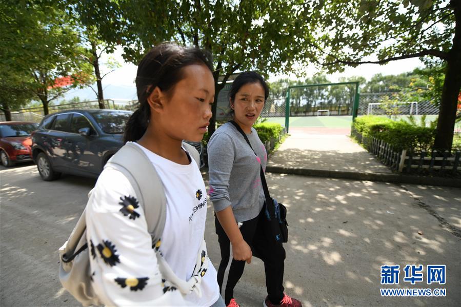 （熱點(diǎn)鮮報(bào)&middot;圖文互動(dòng)）（1）為了大涼山的下一代，她奔赴在助學(xué)路上