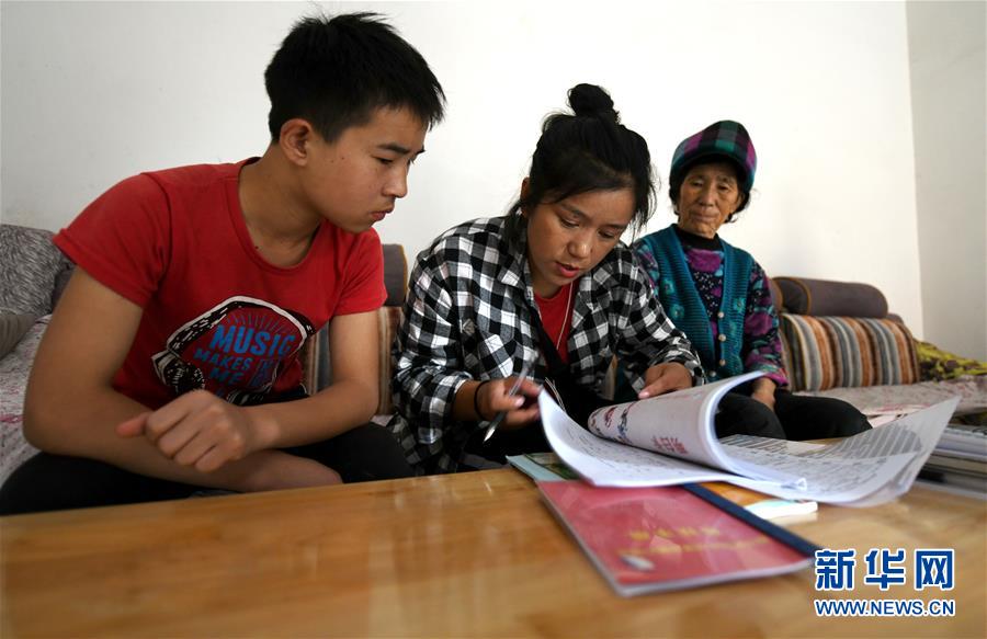 （熱點(diǎn)鮮報(bào)&middot;圖文互動(dòng)）（6）為了大涼山的下一代，她奔赴在助學(xué)路上
