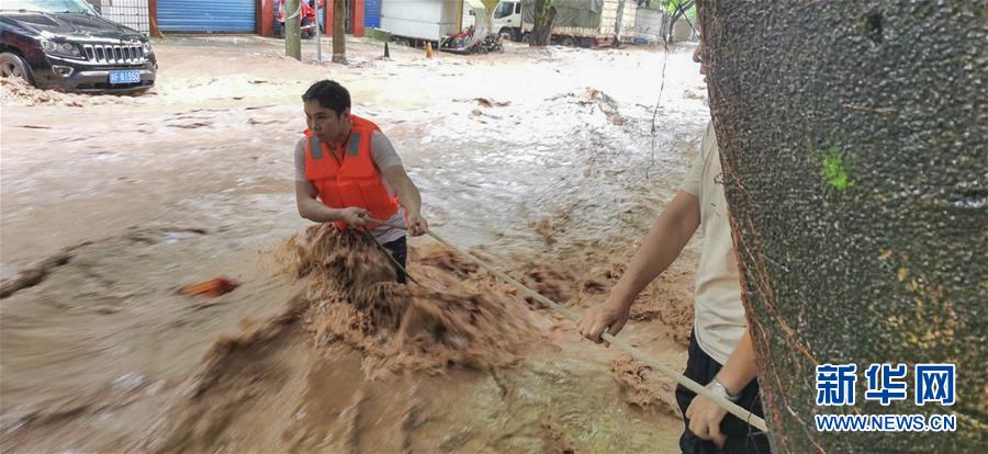 （在習(xí)近平新時代中國特色社會主義思想指引下&mdash;&mdash;新時代新作為新篇章&middot;習(xí)近平總書記關(guān)切事&middot;圖文互動）（3）洪峰浪尖，鮮紅的黨旗高高飄揚&mdash;&mdash;記防汛抗洪一線的共產(chǎn)黨員