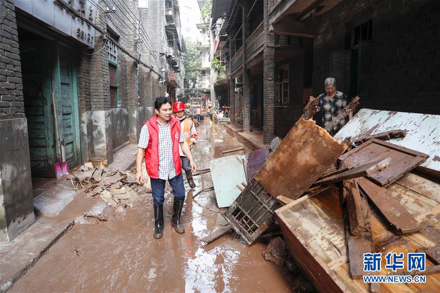 （在習(xí)近平新時代中國特色社會主義思想指引下&mdash;&mdash;新時代新作為新篇章&middot;習(xí)近平總書記關(guān)切事&middot;圖文互動）（4）洪峰浪尖，鮮紅的黨旗高高飄揚&mdash;&mdash;記防汛抗洪一線的共產(chǎn)黨員