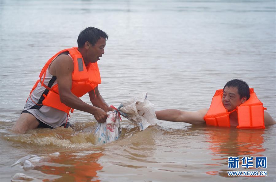 （在習(xí)近平新時代中國特色社會主義思想指引下&mdash;&mdash;新時代新作為新篇章&middot;習(xí)近平總書記關(guān)切事&middot;圖文互動）（5）洪峰浪尖，鮮紅的黨旗高高飄揚&mdash;&mdash;記防汛抗洪一線的共產(chǎn)黨員
