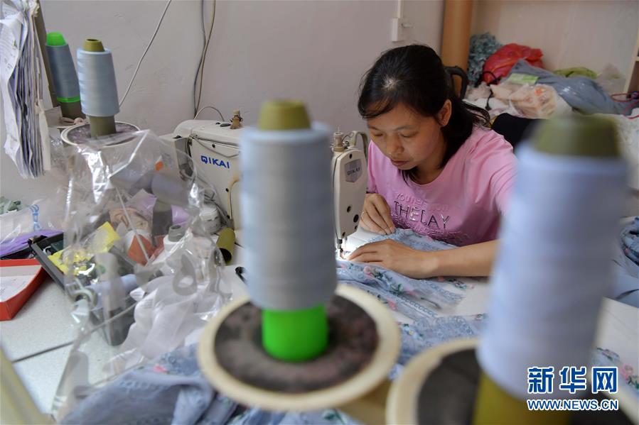 （走向我們的小康生活&middot;圖文互動(dòng)）（2）&ldquo;一件衣裳&rdquo;，藏著脫貧致富新天地