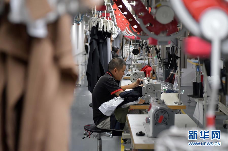 （走向我們的小康生活&middot;圖文互動(dòng)）（4）&ldquo;一件衣裳&rdquo;，藏著脫貧致富新天地