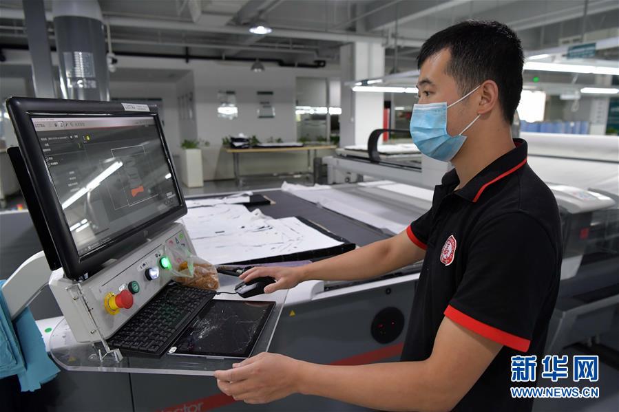 （走向我們的小康生活&middot;圖文互動(dòng)）（6）&ldquo;一件衣裳&rdquo;，藏著脫貧致富新天地