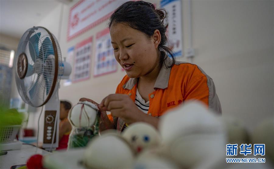 (新華全媒頭條·決戰(zhàn)決勝脫貧攻堅(jiān)·督戰(zhàn)未摘帽貧困縣·圖文互動(dòng))(14)脫貧的歌聲——云南直過(guò)民族和人口較少民族共入新時(shí)代