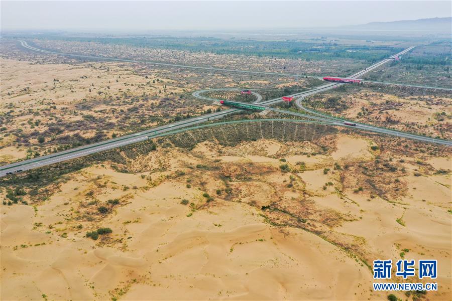 （在習(xí)近平新時(shí)代中國(guó)特色社會(huì)主義思想指引下&mdash;&mdash;新時(shí)代新作為新篇章&middot;習(xí)近平總書記關(guān)切事&middot;圖文互動(dòng)）（11）綠意，在黃沙中鋪展&mdash;&mdash;我國(guó)防沙治沙紀(jì)實(shí)