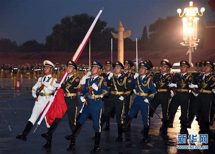 (社會(huì))(2)國(guó)慶升旗儀式在天安門廣場(chǎng)舉行