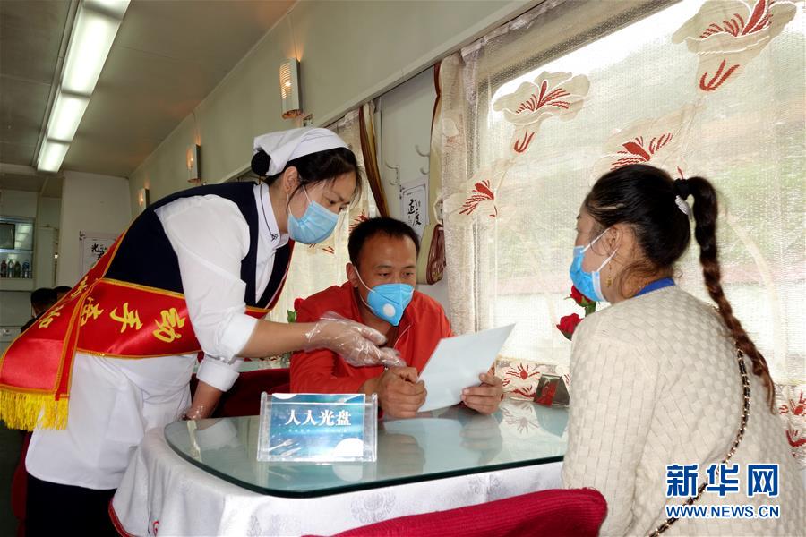 (浪費(fèi)可恥 節(jié)約為榮·圖文互動(dòng))(1)“光盤”之旅——列車餐車踐行節(jié)約見(jiàn)聞