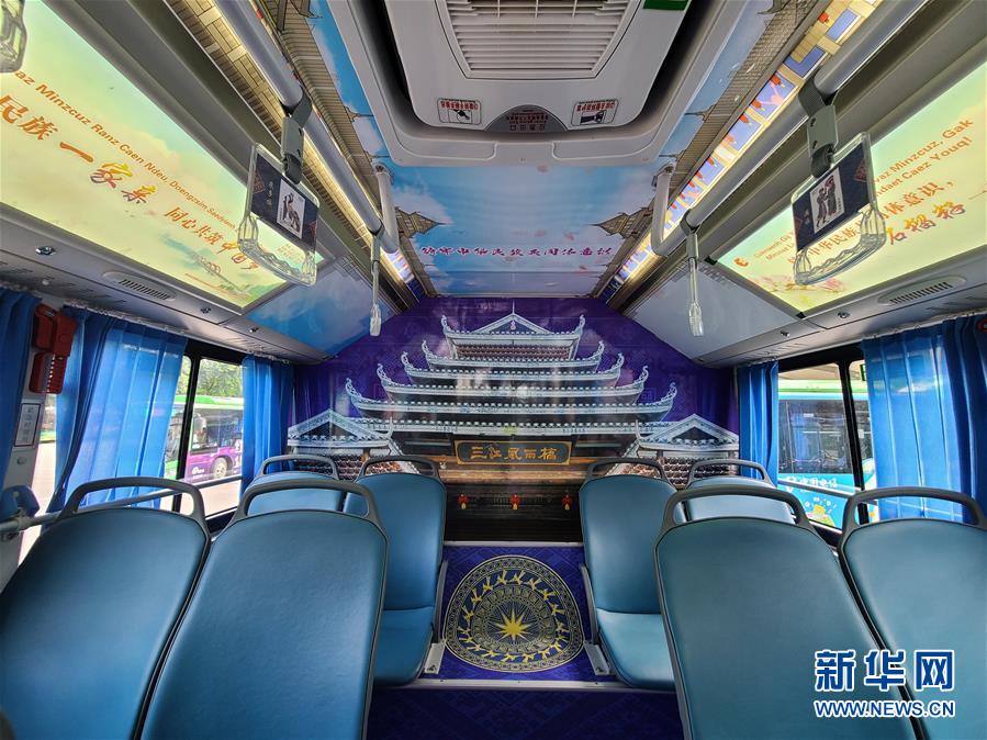 (圖文互動(dòng))(2)“石榴紅”里的民族情——廣西柳州首發(fā)民族團(tuán)結(jié)公交專線見聞