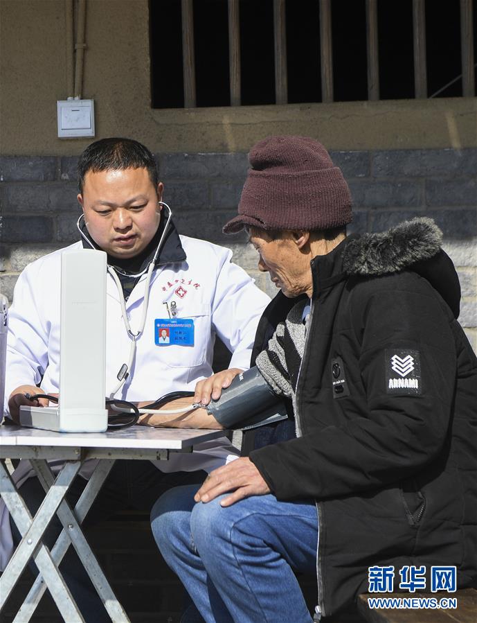 （習(xí)近平的小康故事&middot;新華網(wǎng)&middot;圖文互動(dòng)）（5）&ldquo;真正解決好基層群眾看病難、看病貴問題&rdquo;&mdash;&mdash;習(xí)近平和群眾健康的故事