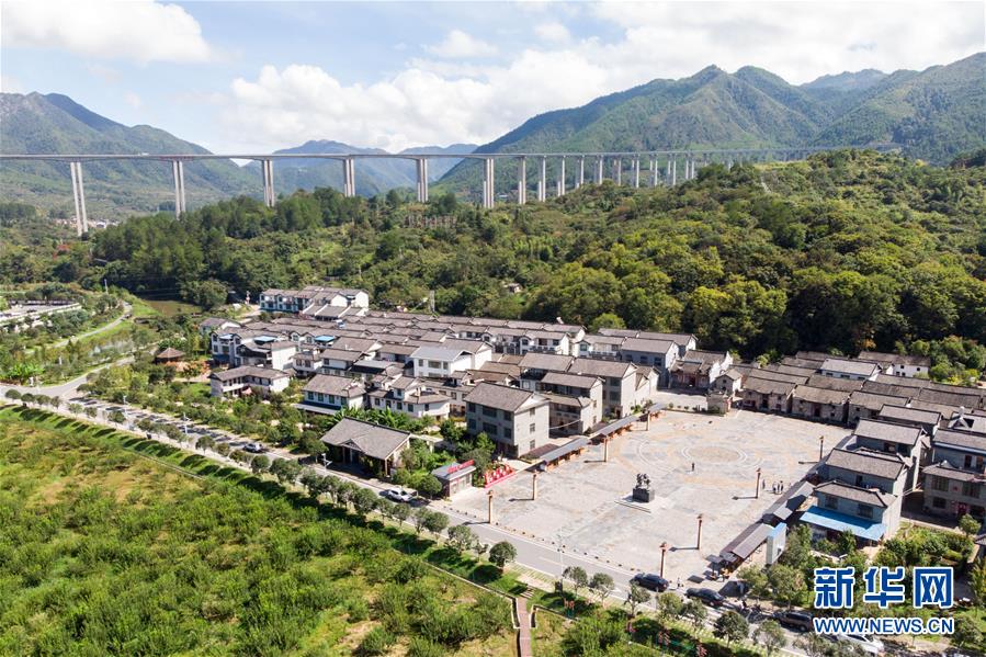 （習(xí)近平的小康故事&middot;新華網(wǎng)&middot;圖文互動(dòng)）（3）&ldquo;真正解決好基層群眾看病難、看病貴問題&rdquo;&mdash;&mdash;習(xí)近平和群眾健康的故事