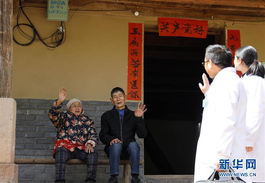 （習(xí)近平的小康故事&middot;新華網(wǎng)&middot;圖文互動(dòng)）（6）&ldquo;真正解決好基層群眾看病難、看病貴問題&rdquo;&mdash;&mdash;習(xí)近平和群眾健康的故事