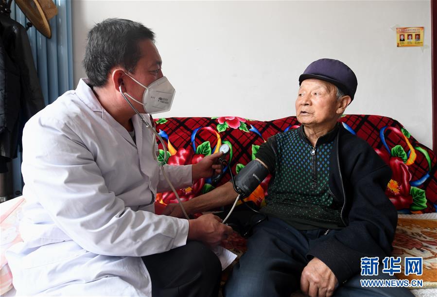 （習(xí)近平的小康故事&middot;新華網(wǎng)&middot;圖文互動(dòng)）（2）&ldquo;真正解決好基層群眾看病難、看病貴問題&rdquo;&mdash;&mdash;習(xí)近平和群眾健康的故事