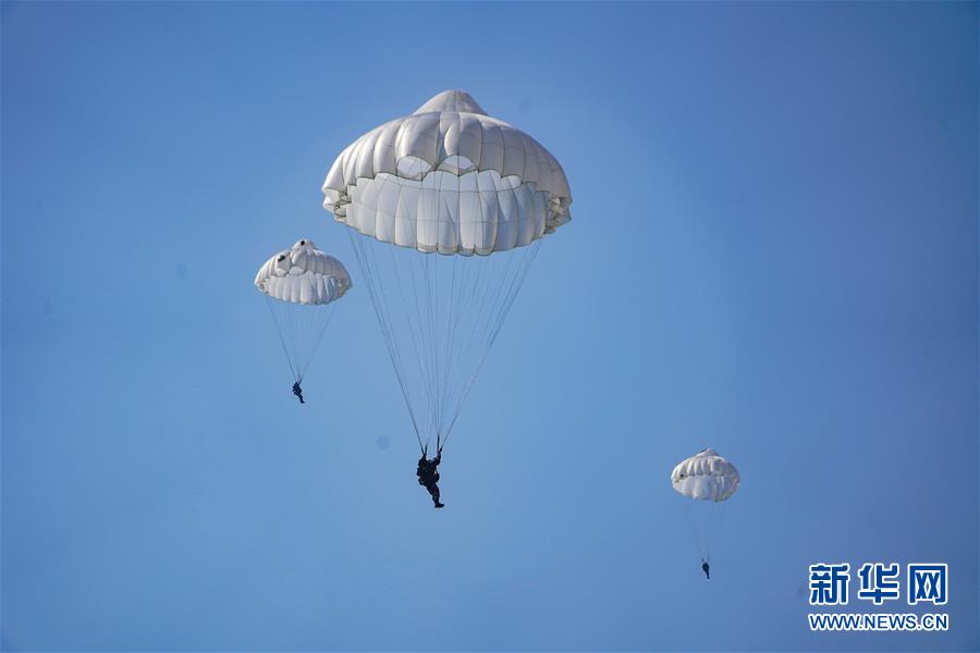 （在習近平強軍思想指引下&middot;我們在戰(zhàn)位報告&middot;圖文互動）（2）朵朵傘花綻放，勝戰(zhàn)精兵天降&mdash;&mdash;空降兵部隊某旅教導員余海龍帶領官兵傳承黃繼光精神記事
