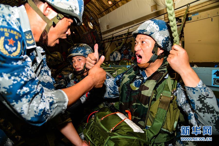 （在習近平強軍思想指引下&middot;我們在戰(zhàn)位報告&middot;圖文互動）（3）朵朵傘花綻放，勝戰(zhàn)精兵天降&mdash;&mdash;空降兵部隊某旅教導員余海龍帶領官兵傳承黃繼光精神記事