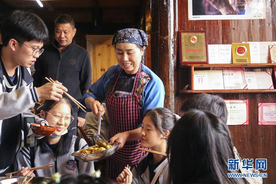 （在習(xí)近平新時(shí)代中國(guó)特色社會(huì)主義思想指引下&mdash;&mdash;新時(shí)代新作為新篇章&middot;習(xí)近平總書記關(guān)切事&middot;圖文互動(dòng)）（4）精準(zhǔn)扶貧7年，十八洞村&ldquo;長(zhǎng)&rdquo;出10余種新職業(yè)