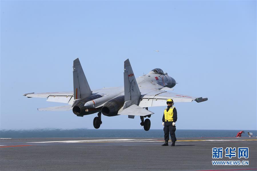 (圖文互動)(3)首批從高中招收的艦載戰(zhàn)斗機飛行員成功完成航母資質(zhì)認證