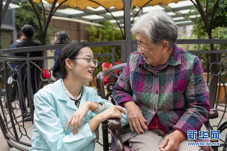 (五中全會精神在基層·圖文互動)(3)許你一個暖暖的“人生秋天”——看“春城”這座小樓如何盤活養(yǎng)老事業(yè)