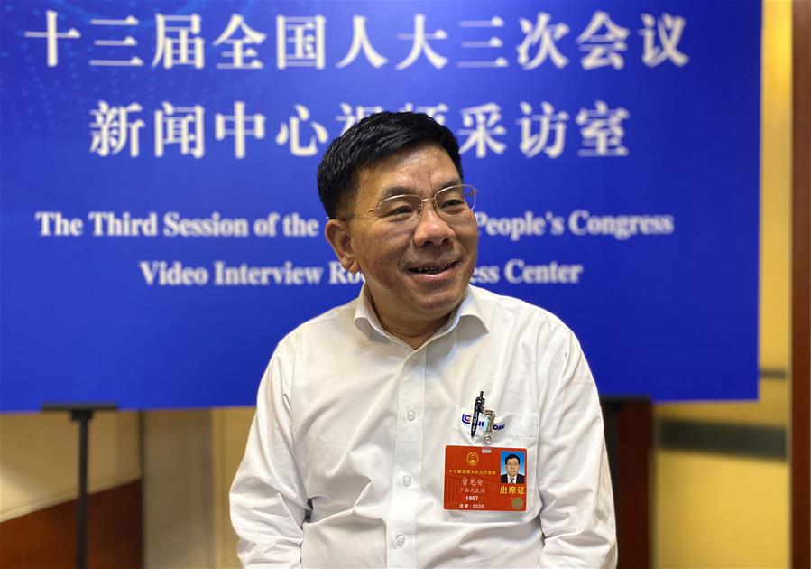 （兩會&middot;熱點畫報）（9）代表委員建言統(tǒng)籌做好經(jīng)濟(jì)社會發(fā)展工作