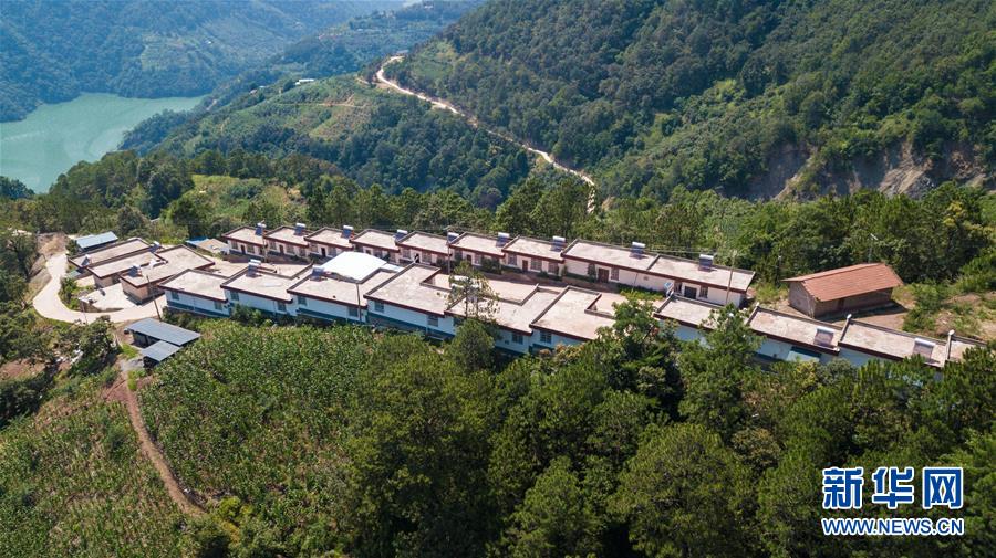 （在習(xí)近平新時(shí)代中國特色社會(huì)主義思想指引下&mdash;&mdash;新時(shí)代新作為新篇章&middot;總書記關(guān)心的百姓身邊事&middot;圖文互動(dòng)）（1）&ldquo;四好農(nóng)村路&rdquo;：通向幸福，通向遠(yuǎn)方