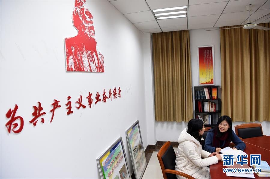 （新華全媒頭條&middot;圖文互動(dòng)）（3）凝心鑄師魂　立德育新人&mdash;&mdash;以習(xí)近平同志為核心的黨中央關(guān)心教師隊(duì)伍建設(shè)紀(jì)實(shí)