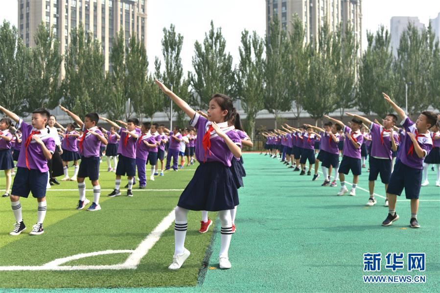 （體育&middot;圖文互動）（1）（在習(xí)近平新時代中國特色社會主義思想指引下&mdash;&mdash;新時代新作為新篇章&middot;總書記關(guān)心的百姓身邊事）奔跑吧，少年！&mdash;&mdash;體育讓孩子們插上強壯的翅膀（配本社同題文字稿）