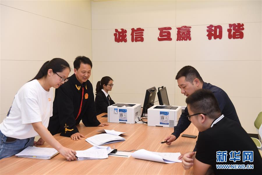 （新華全媒頭條&middot;圖文互動）（8）開啟法治中國新時代&mdash;&mdash;以習(xí)近平同志為核心的黨中央推進(jìn)全面依法治國紀(jì)實(shí)