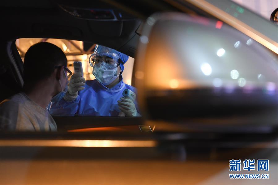 （在習(xí)近平新時(shí)代中國(guó)特色社會(huì)主義思想指引下&mdash;&mdash;新時(shí)代新作為新篇章&middot;習(xí)近平總書(shū)記關(guān)切事&middot;圖文互動(dòng)）（6）當(dāng)億萬(wàn)只手緊握在一起&hellip;&hellip;&mdash;&mdash;戰(zhàn)&ldquo;疫&rdquo;一線(xiàn)感受中國(guó)力量