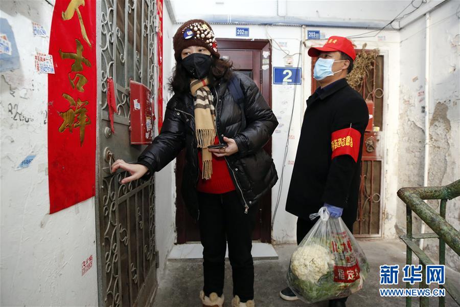 （習(xí)近平致敬的戰(zhàn)&ldquo;疫&rdquo;英雄&middot;社區(qū)工作者篇&middot;圖文互動(dòng)）（6）他們，堅(jiān)守一線戰(zhàn)風(fēng)雨