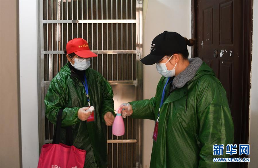 （習(xí)近平致敬的戰(zhàn)&ldquo;疫&rdquo;英雄&middot;社區(qū)工作者篇&middot;圖文互動(dòng)）（9）他們，堅(jiān)守一線戰(zhàn)風(fēng)雨