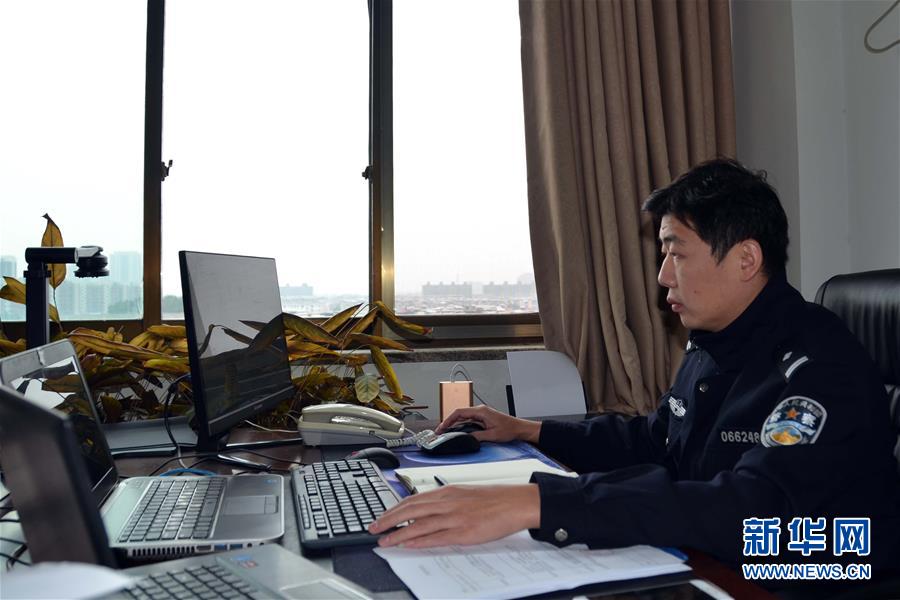 （習(xí)近平致敬的戰(zhàn)&ldquo;疫&rdquo;英雄&middot;公安干警篇&middot;圖文互動(dòng)）（8）他們，抗疫一線鑄警魂