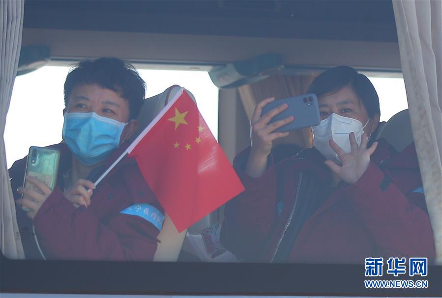 (在習(xí)近平新時(shí)代中國特色社會主義思想指引下——新時(shí)代新作為新篇章·習(xí)近平總書記關(guān)切事·圖文互動)(3)給你最溫暖的擁抱——保護(hù)關(guān)心愛護(hù)抗疫一線醫(yī)務(wù)人員在行動