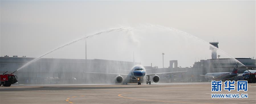 (在習(xí)近平新時(shí)代中國特色社會主義思想指引下——新時(shí)代新作為新篇章·習(xí)近平總書記關(guān)切事·圖文互動)(1)給你最溫暖的擁抱——保護(hù)關(guān)心愛護(hù)抗疫一線醫(yī)務(wù)人員在行動