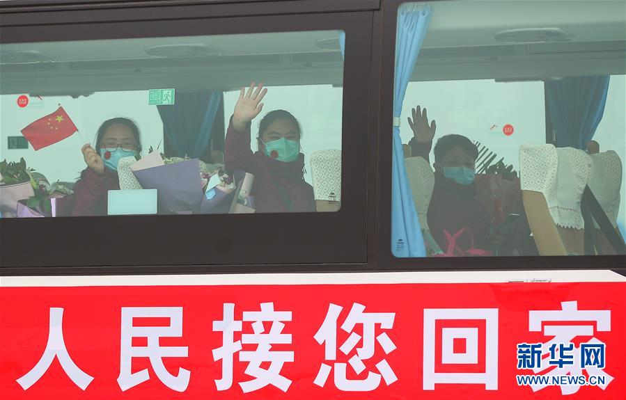 (在習(xí)近平新時(shí)代中國特色社會主義思想指引下——新時(shí)代新作為新篇章·習(xí)近平總書記關(guān)切事·圖文互動)(2)給你最溫暖的擁抱——保護(hù)關(guān)心愛護(hù)抗疫一線醫(yī)務(wù)人員在行動