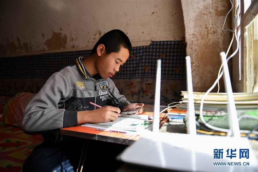 (在習(xí)近平新時(shí)代中國特色社會(huì)主義思想指引下——新時(shí)代新作為新篇章·習(xí)近平總書記關(guān)切事·圖文互動(dòng))(7)讓城市更聰明 讓經(jīng)濟(jì)更智慧——各地加快形成數(shù)字新動(dòng)能促經(jīng)濟(jì)社會(huì)行穩(wěn)致遠(yuǎn)