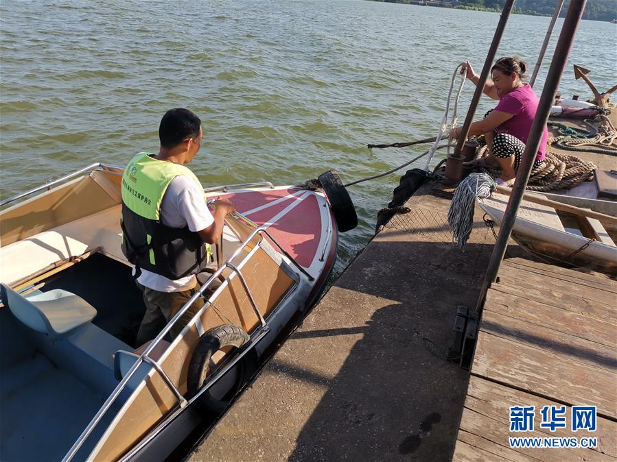 (總書記推動(dòng)的改革身邊事·生態(tài)文明改革篇·圖文互動(dòng))(1)特寫:從“捕魚人”到“護(hù)魚人”——長(zhǎng)江漁民上岸后的新生活