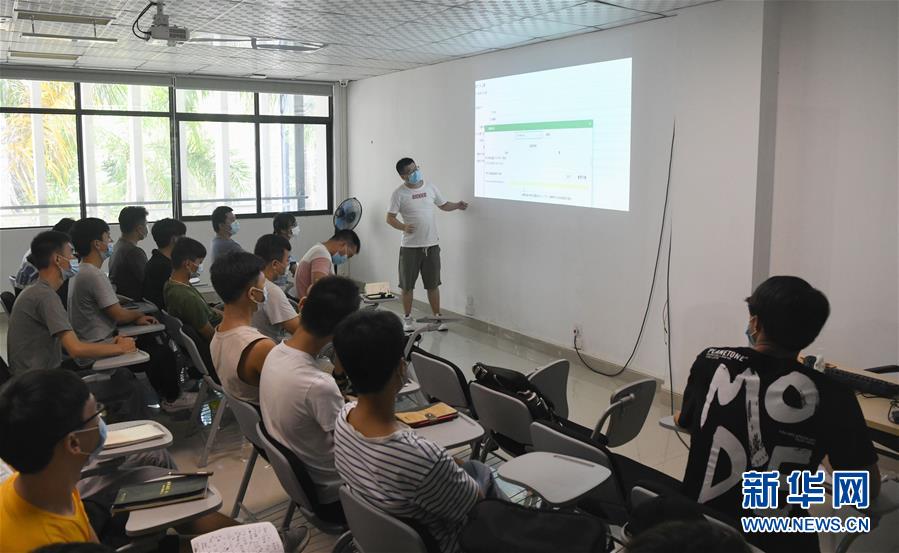 (在習近平新時代中國特色社會主義思想指引下——新時代新作為新篇章·習近平總書記關切事·圖文互動)(9)我家大門常打開——經濟特區(qū)全方位對外開放故事