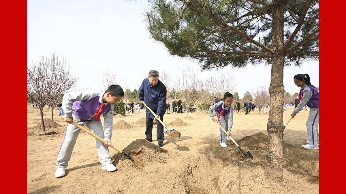 黨和國(guó)家領(lǐng)導(dǎo)人參加首都義務(wù)植樹(shù)活動(dòng)