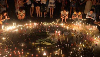 昆山市民在昆山市民廣場哀悼死者、為傷者祈福