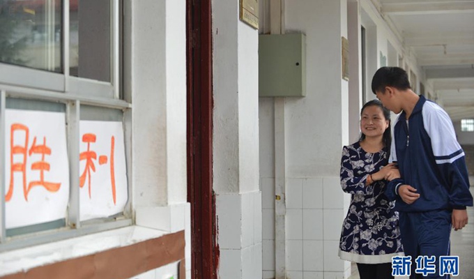 劉芳在學(xué)生協(xié)助下，前去上課