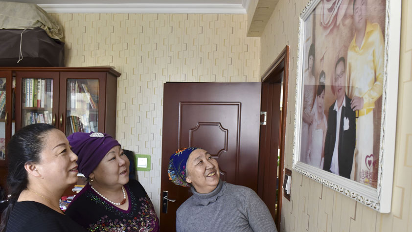 &ldquo;感覺(jué)我們就像一家人一樣&rdquo;&mdash;&mdash;維吾爾族親戚拜早年