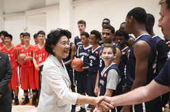 劉延?xùn)|觀看中美中學(xué)生男籃友誼賽