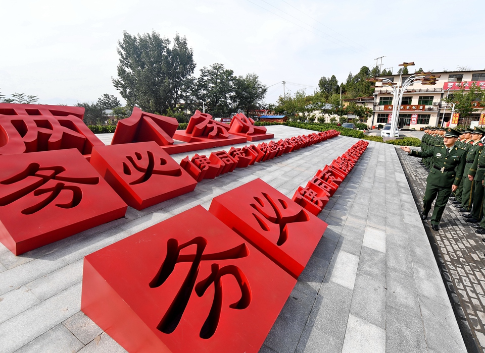 全面從嚴(yán)治黨，以更高能力和水平引領(lǐng)新時(shí)代