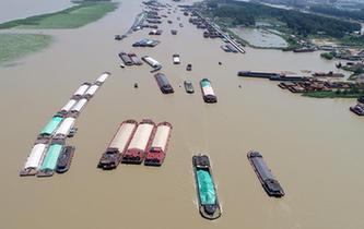 臺風(fēng)減弱 洪澤湖解除封航